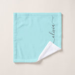 Nombre de Monograma del Guión Azul Verde azulado M<br><div class="desc">Toalla De Baño Con Nombre De Monograma De Guión Verde azulado Y Azul. Esto hace que el dulce perfecto cumpleaños 16,  boda,  ducha de novia,  aniversario,  ducha de bebé o fiesta de soltera sea regalo para alguien que ama el lujo glam y los estilos de moda.</div>