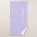 Nombre de monograma femenino de letra cursiva mode<br><div class="desc">Toalla de baño con nombre de monograma de letra cursiva simple púrpura lavanda. Esto hace el regalo perfecto para dulces 16 cumpleaños,  boda,  despedida de soltera,  aniversario,  baby shower o fiesta de soltera para alguien que ama el lujo glamoroso y los estilos chic.</div>