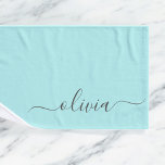 Nombre de monograma femenino de letra moderna en a<br><div class="desc">Toallas de baño con monograma de nombre en letra script simple azul aguamarina. Esto hace el regalo perfecto para dulces 16 años,  cumpleaños,  boda,  despedida de soltera,  aniversario,  baby shower o fiesta de soltera para alguien que ama el lujo glamoroso y los estilos chic.</div>