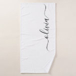 Nombre de monograma femenino de secuencia de coman<br><div class="desc">Toalla de baño con nombre de monograma de letra simple en blanco y negro. Esto hace que el regalo perfecto para cumpleaños dulces 16,  boda,  ducha de novia,  aniversario,  ducha de bebé o fiesta de despedida de soltera para alguien que ama el lujo glamoroso y los estilos chic.</div>