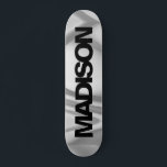 Nombre de skateboard personalizado Guay gris negro<br><div class="desc">Personalice fácilmente este colorido Skateboard en el diseño abstracto de Gray Wave con un tipo de letra sans serif negro y fresco. Agregue su nombre, elija el tipo de letra, cambie el tamaño y la posición, agregue el elemento gráfico, las fotos y las formas. Sencillo y hermoso, perfecto como idea...</div>