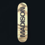 Nombre de skateboard personalizado Ola de Oro Amar<br><div class="desc">Personaliza fácilmente este colorido Skateboard en el diseño abstracto Oro Oro Oro Oro Oro Oro Oro Wave con el tipo de letra negro y fresco sans serif. Agregue su nombre, elija el tipo de letra, cambie el tamaño y la posición, agregue el elemento gráfico, las fotos y las formas. Sencillo...</div>