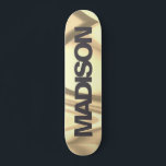 Nombre de skateboard personalizado Ola de Oro Amar<br><div class="desc">Personaliza fácilmente este colorido Skateboard en el diseño abstracto Oro Oro Oro Oro Oro Oro Oro Wave con el tipo de letra negro y fresco sans serif. Agregue su nombre, elija el tipo de letra, cambie el tamaño y la posición, agregue el elemento gráfico, las fotos y las formas. Sencillo...</div>