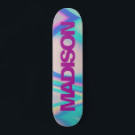 Nombre de skateboard personalizado Retro 90 Vaporw<br><div class="desc">Personaliza fácilmente este colorido diseño abstracto de skateboard Custom Name Retro 90 Vaporwave con tonos arcoiris azules, rosas y amarillos y fuente serif violeta y fresca. Agregue su nombre, elija el tipo de letra, cambie el tamaño y la posición, agregue el elemento gráfico, las fotos y las formas. Sencillo y...</div>