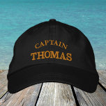 "Nombre" del CAPITÁN gorra de béisbol bordada / or<br><div class="desc">Gorras con bordado: clásica gorra de béisbol de moda dorada / negra con el texto "CAPTAIN" y tu "nombre" para el mejor capitán del mundo,  capitán de barco,  gurú de barco / gorras de vacaciones</div>