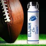 Nombre del Fútbol Azul | Botella acuática Deportiv<br><div class="desc">Fútbol azul y diseño anual por Holiday Hearts Designs (todos los derechos reservados). Simplemente agregue el nombre, el año y el nombre del equipo de la escuela media o secundaria (p.ej. "Vayan Lobos", "Vayan Panthers", "Vayan Tigres"). No está diseñado para equipos deportivos universitarios o profesionales. Diseño original de Holiday Hearts...</div>