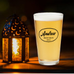Nombre del mejor hombre del Boda con estilo negro<br><div class="desc">Vidrio de cerveza para el boda Best Man que muestra su nombre impreso en escritura negra y estilizada dentro de un óvalo bordeado de negro junto con fecha boda. ¡Una gran idea de fiesta para una fiesta de solteros! Personalice su vaso de cerveza editando y reemplazando el nombre y la...</div>