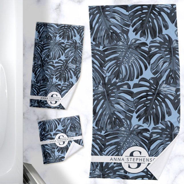 Nombre del monograma de hojas de palmas azules osc (Dark blue towels with a tropical leaf print and an elegant monogram)