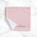 Nombre del Monograma de Rubor Dusty Pink Moderne S<br><div class="desc">Toalla de Baño con Nombre de Monograma Rubor Dusty Pink Simple Script. Esto hace que el dulce perfecto cumpleaños 16,  boda,  ducha de novia,  aniversario,  ducha de bebé o fiesta de soltera sea regalo para alguien que ama el lujo glam y los estilos de moda.</div>