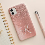 Nombre del monograma del Purpurina Metalizado cepi<br><div class="desc">Personaliza fácilmente este diseño de estuche de teléfono de moda de moda con purpurina brillante de oro rosa bonito sobre un fondo metálico rosa cepillado de oro.</div>