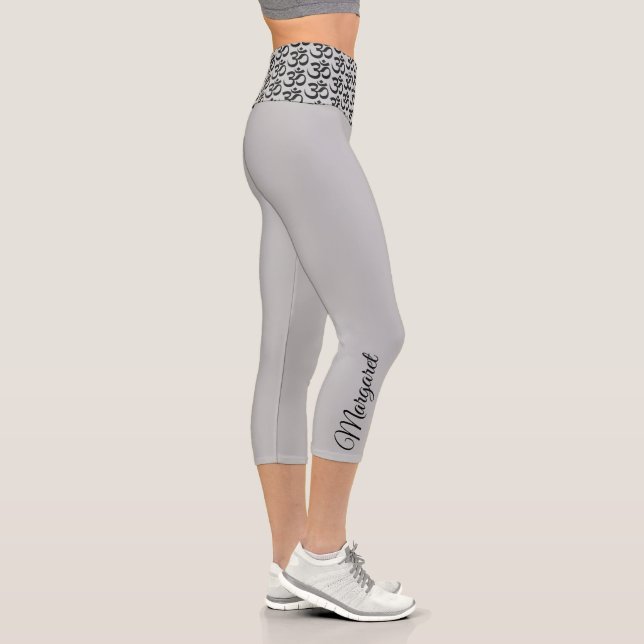 Nombre del símbolo Om High Waisted Capri Leggings (Derecha)