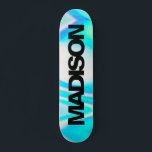 Nombre del Skateboard personalizado Onda azul turq<br><div class="desc">Personalice fácilmente este colorido Skateboard en el diseño abstracto de la ola Rainbow Pastel Blue Holographic Fresh con un diseño elegante y moderno. Agregue su nombre,  elija el tipo de letra,  cambie el tamaño y la posición,  agregue el elemento gráfico,  las fotos y las formas.</div>