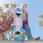 Nombre del tablero de skateboard personalizado Ond<br><div class="desc">Personalice fácilmente este colorido Skateboard en el diseño abstracto Holográfico Rainbow Pastel Wave con estética Unicornio con un toque moderno y lindo de hada. Agregue su nombre,  elija el tipo de letra,  cambie el tamaño y la posición,  agregue el elemento gráfico,  las fotos y las formas.</div>