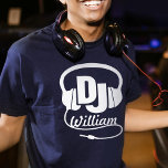 Nombre DJ auricular blanco en camiseta gráfica osc<br><div class="desc">DJ tee de diseño único. Ideal para un DJ o para un DJ o sólo un regalo divertido para un fan musical. Personaliza con el nombre que elijas. Ejemplo: William.</div>