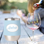 Nombre Groomsman del Boda con estilo azul claro<br><div class="desc">Regale a su boda groomsman con este moderno y personalizado vaso de vino de acero inoxidable con su nombre en escritura estilizada dentro de un diseño ovalado y blanco. El color de fondo y el guión son azul claro. ¡Perfecto para una fiesta de solteros! Personalice su vaso de vino editando...</div>