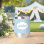 Nombre Groomsman del Boda con estilo azul claro<br><div class="desc">Regale a su boda groomsman con este moderno y personalizado vaso de vino de acero inoxidable con su nombre en escritura estilizada dentro de un diseño ovalado y blanco. El color de fondo y el guión son azul claro. Personalice su vaso de vino editando y reemplazando el nombre por el...</div>