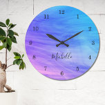 Nombre Monograma Rosa Azul Púrpura Gran Reloj<br><div class="desc">Este reloj de pared colorido está decorado con un patrón giratorio en rosa,  azul y violeta.
Personalizable fácilmente con su nombre o monograma.
Utilice la opción Personalizar adicional para cambiar el tamaño,  estilo o color del texto si lo desea.</div>