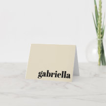 Nombre monogramado de tipografía negrita negra y b