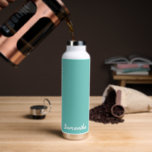 Nombre personalizado Botella de agua<br><div class="desc">Esta botella de agua aislada se muestra en blanco con un color de acento verde azulado claro y una muestra de nombre personalizada. Personalizar este elemento y cambia el nombre del ejemplo al tuyo.</div>