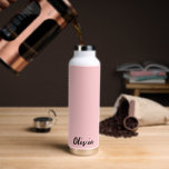 Nombre personalizado Botella de agua<br><div class="desc">Esta botella de agua aislada se muestra en blanco con un color de acento rosa rubor y una muestra de nombre personalizada. Personalizar este elemento y cambia el nombre del ejemplo al tuyo.</div>