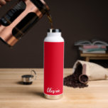 Nombre personalizado Botella de agua<br><div class="desc">Esta botella de agua aislada se muestra en blanco con un color de acento rojo y una muestra de nombre personalizada. Personalizar este elemento y cambia el nombre del ejemplo al tuyo.</div>