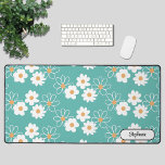 Nombre personalizado Daisy Pattern Turquoise<br><div class="desc">Esta alfombra florida está decorada con motivos marrones sobre un fondo turquesa. Brillante y alegre y listo para que usted lo personalize con su nombre. Personalizable fácil. Utilice la Herramienta de diseño para cambiar el tamaño, estilo o color del texto. A medida que creamos nuestra obra de arte no encontrarás...</div>