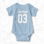 Nombre personalizado Número de bebé Sport Jersey B<br><div class="desc">Crea tu propio traje de bebé de jersey de fútbol personalizado con nombre y número personalizados. Un creeper deportivo de personalizable unisex, es una idea de regalo para niños y chicas recién nacidos o lactantes. Esta ropa deportiva infantil de moda es apropiada para todos los deportes, incluyendo fútbol, fútbol, voleibol,...</div>