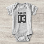 Nombre personalizado Número de bebé Sport Jersey B<br><div class="desc">Crea tu propio traje de bebé de jersey de fútbol personalizado con nombre y número personalizados. Un creeper deportivo de personalizable unisex, es una idea de regalo para niños y chicas recién nacidos o lactantes. Esta ropa deportiva infantil de moda es apropiada para todos los deportes, incluyendo fútbol, fútbol, voleibol,...</div>