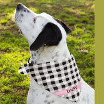 Nombre rosado personalizado en Bandana con cheque<br><div class="desc">Impreso en un lado, el búfalo blanco y negro revisa el patrón de pañuelo de manchas rojas con el nombre del perro en una banda rosa. Dos tamaños disponibles: 18 "x18" (niños, perros pequeños) y 22 "x22" (adultos, perros grandes). Cambiar fácilmente el nombre utilizando la plantilla proporcionada. Una tela ligera...</div>