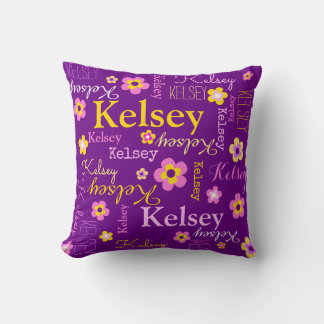 Nombre y flores texto almohada color amarillo púrp