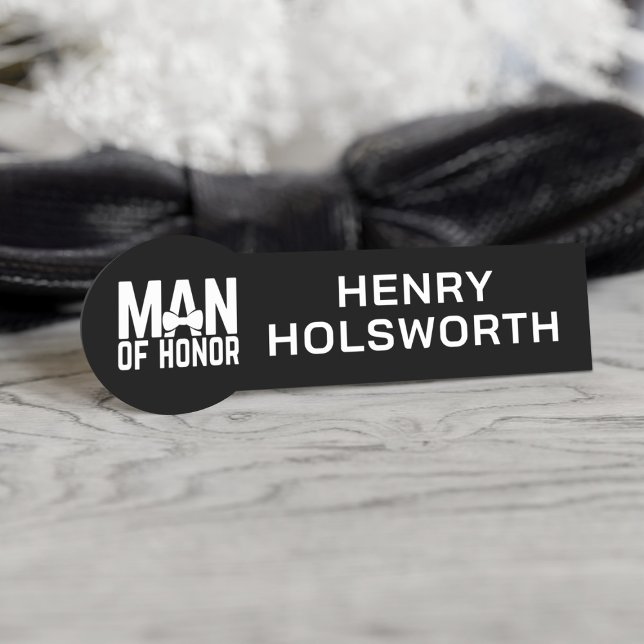 Nombres Etiqueta con nombre moderna en blanco y negro para (Attach this name tag to your Man of Honor so everyone will know who he is)