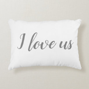 "Nos amo" en blanco y gris acento almohada