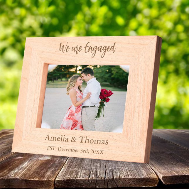 Nosotros Estamos Comprometidos Marco de foto rústi (We Are Engaged Rustic Photo frame with Names Engraved Frames)