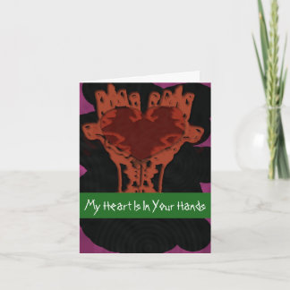 Nota de corazón en las manos