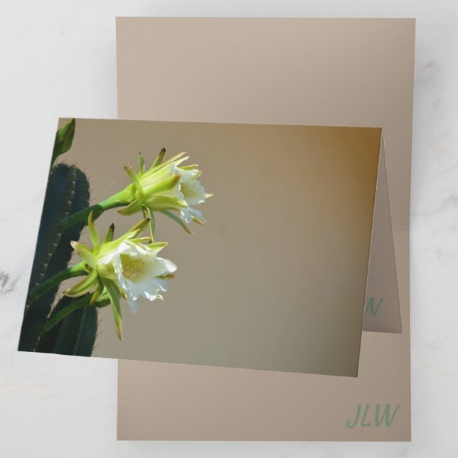 Nota en blanco sobre tazas florales de cactus blan (Subido por el creador)