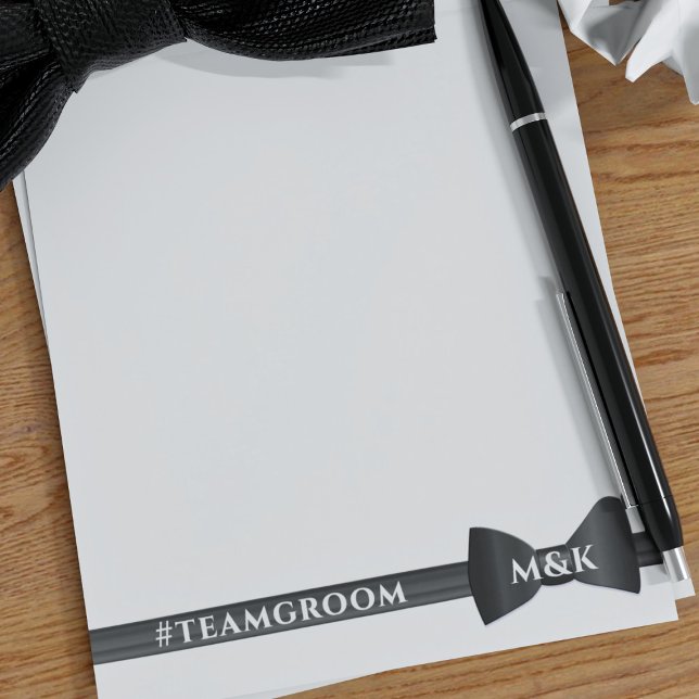 Notas Corbata de lazo de boda Monograma Team Novio Bloc  (Add your wedding hashtag and initials to this bow tie notepad. Perfect for wedding party game scores)