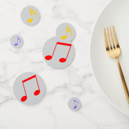 Notas musicales de cumpleaños en mesa con confeti