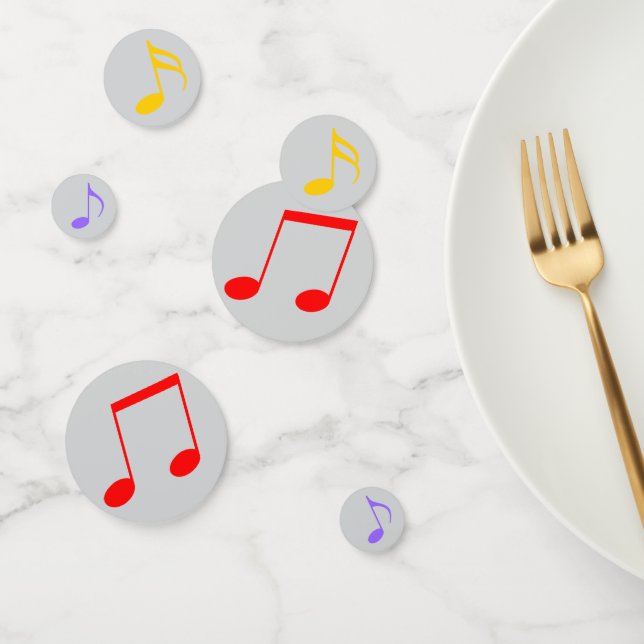 Notas musicales de cumpleaños en mesa con confeti (Grupo)