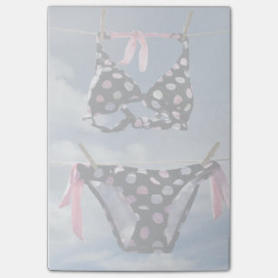 Notas Post-it® Bikini colgando en una tela