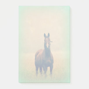 Notas Post-it® Caballo de Bahía de pie en un campo