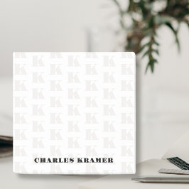 Notas Post-it® Carta inicial en negrita negrita en blanco negro y