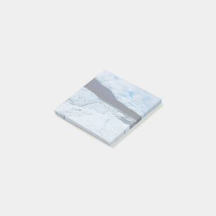 Notas Post-it® Escena glaciar de montaña helada con cielo nublado