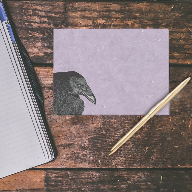 Notas Post-it® Espeluznante Cara de cuervo negro (Head and face of a black crow on pretty marbled look purple post it notes.)