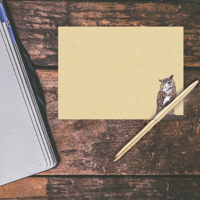Notas Post-it® Estopa de árbol de búho marrón regal (Majestic brown brown and white feathers on tree stump on tan post it notes.)
