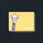 Notas Post-it® Funny Geek Giraffe Yellow<br><div class="desc">Notas personalizadas graciosas post-it con un fondo amarillo brillante que se puede cambiar a cualquier color,  una jirafa de geek peculiar con gafas y tu nombre.</div>