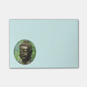 Notas Post-it® Gentil estatua de Buda en un bosque verde deslumbr
