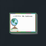 Notas Post-it® Globo mundial sobre la pila de libros de profesore<br><div class="desc">Este artículo muestra un gráfico del mundo sentado encima de la pila de libros. El borde es verde oscuro con acentos de color. El texto del personalizable le permite añadir el nombre de un profesor.</div>
