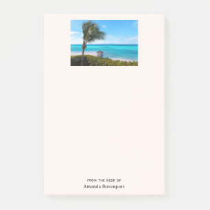 Notas Post-it® Hermoso árbol de palma ventoso en una playa tropic