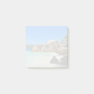 Notas Post-it® Hermoso mar tropical con costa cubierta de roca
