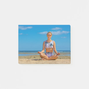 Notas Post-it® Joven mujer holandesa meditando en la playa.JPG